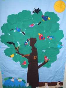 鳥と木のタペストリー（世界のバリアフリー絵本展2011展示作品）